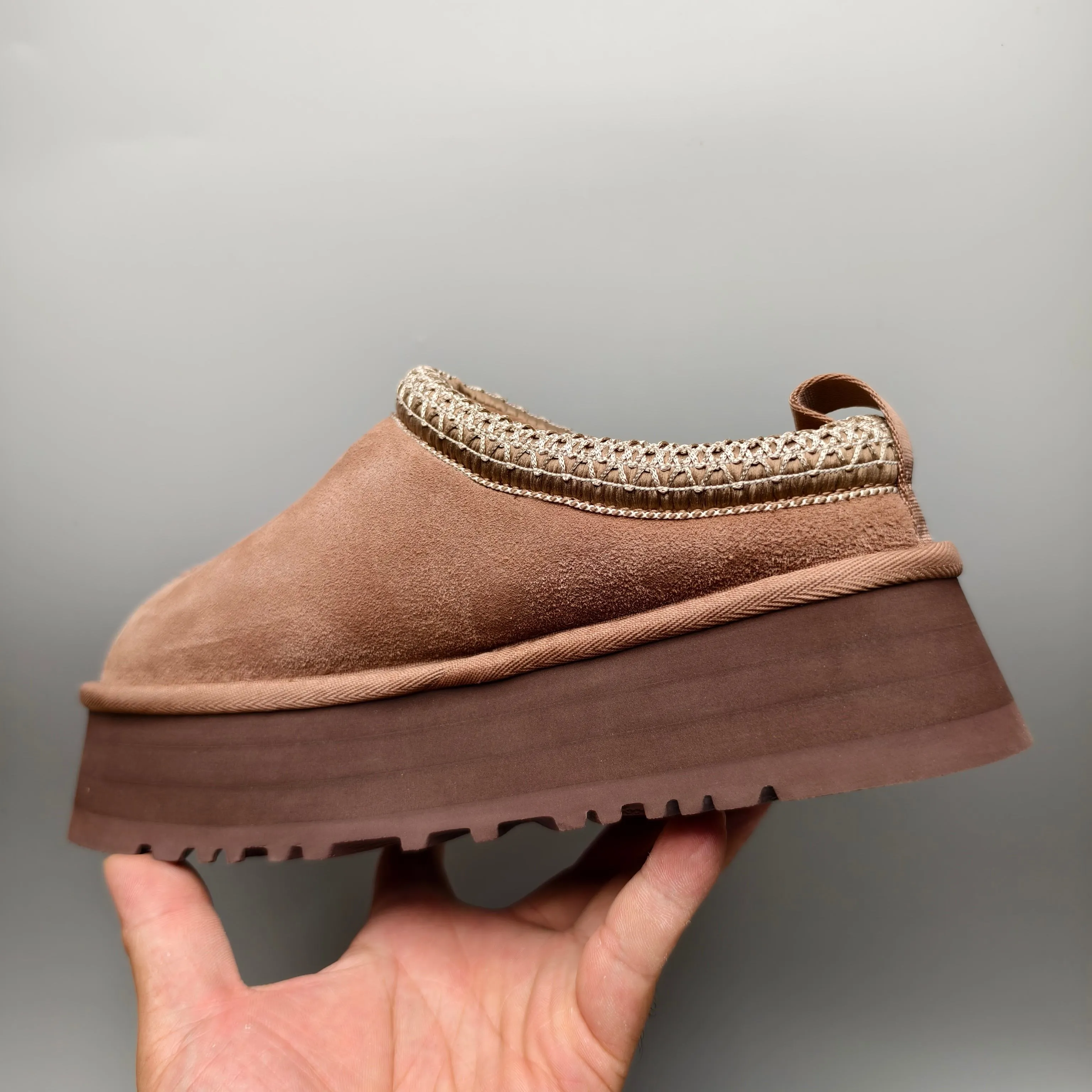 💰440 UGG sheepskin all-in-one snow boots 2553 co-branded national trend style thick-soled one-leg women’s snow boots🐾~ 🍭 A co-branded trendy item launched with well-known designer brands Feng Chen Wang and TELFAR. Zhou Dongyu & Wang Jiaer’s same style Fang Kete boots. The slip-on design makes it easy to put on and take off, and can be used indoors or outdoors. The exotic edging design is eye-catching, and it is definitely worth buying~ 🍭Material: cowhide➕sheep fur Outsole: rubber (light wing technology) 🍭Color: black, maroon, sand, dark green, light gray, chocolate, beige, walnut, brown, dark gray, red 🍭Number of codes: 35-42